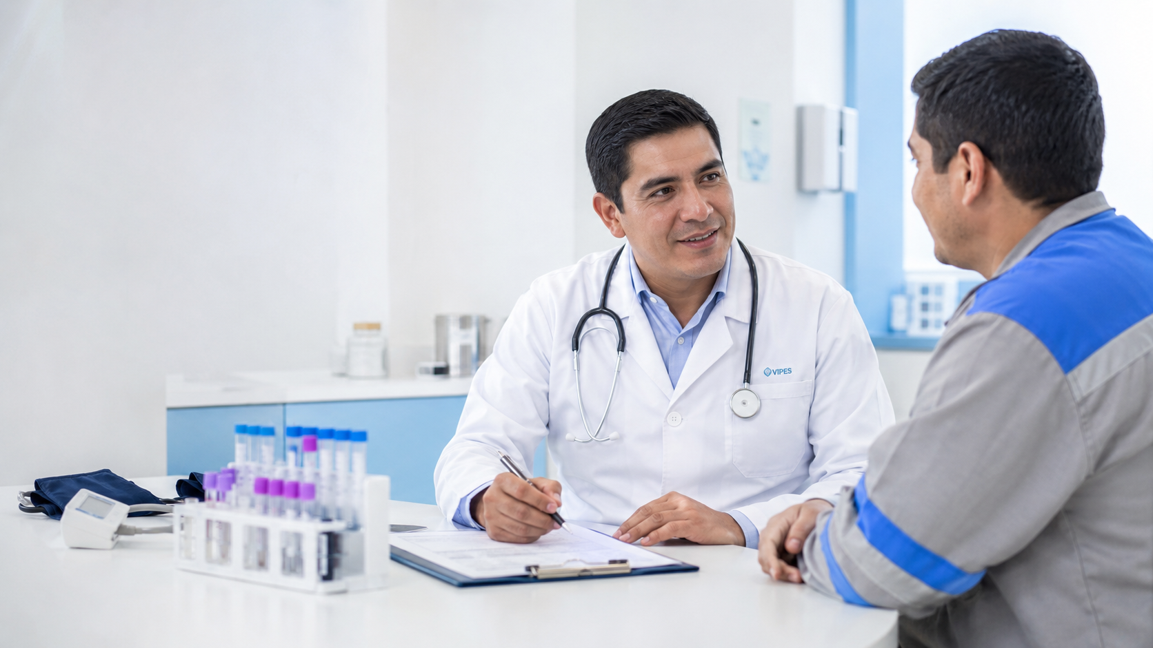 Médico ocupacional VIPES realizando un chequeo preventivo a un trabajador