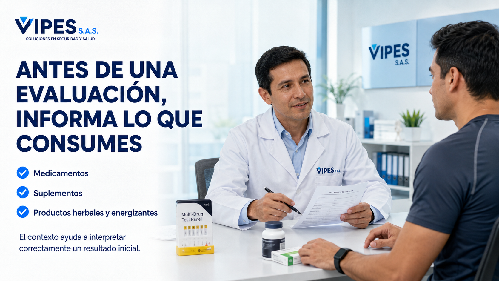 Médico ocupacional orientando sobre medicamentos y suplementos antes de una evaluación