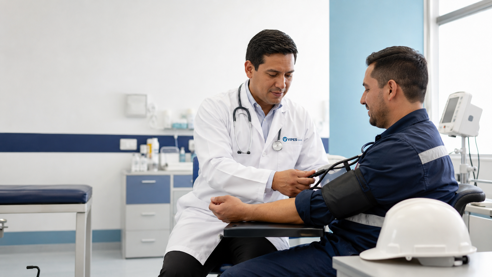 Médico VIPES atendiendo a un trabajador